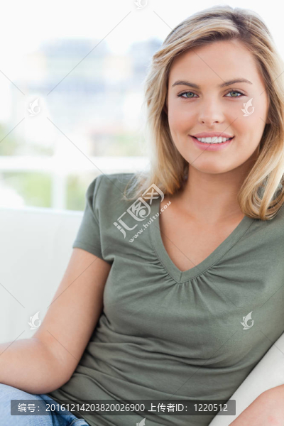 焦點(diǎn)鏡頭；女人在沙發(fā)上微笑和放松