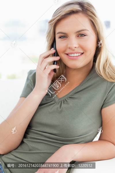 一個(gè)特寫鏡頭的女人打電話，而微笑和期待在她面前。