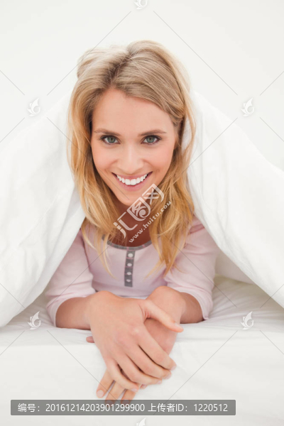 床下的女人；向前看，微笑著