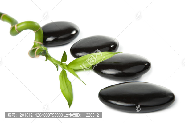 黑色溫泉石和竹孤立