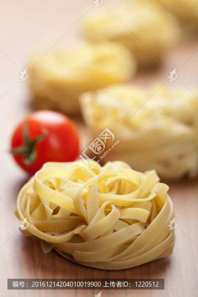 原面食面條和番茄