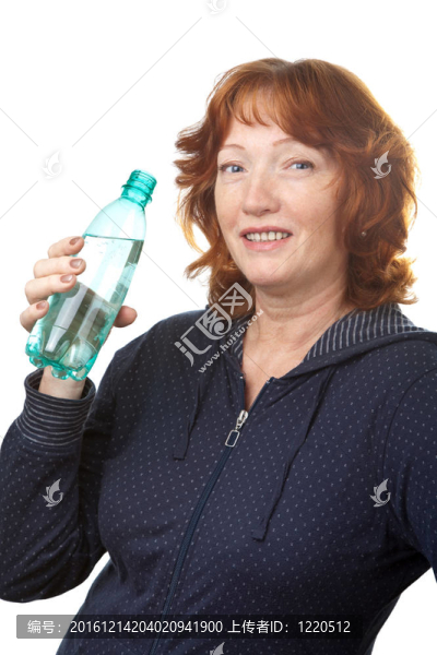 快樂成熟女子隔離飲用水
