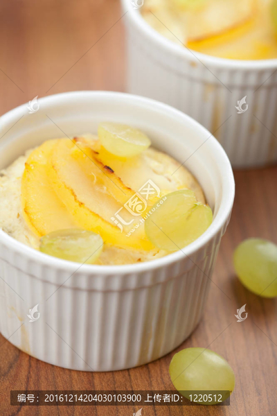 蛋糕和水果