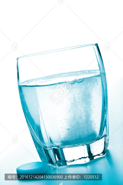 藥丸和一杯水