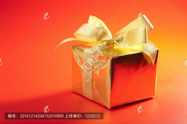 帶紅色背景的金色禮品盒