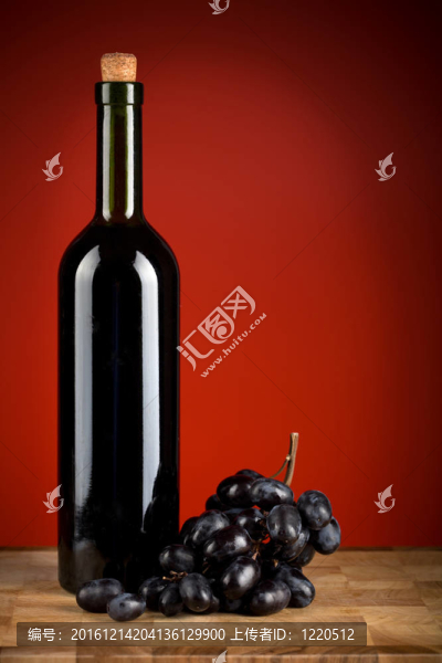 一瓶紅酒和葡萄