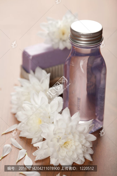 水療和身體護理-化妝品瓶和花