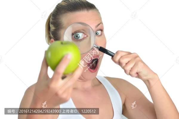 健康的女人看起來(lái)蘋(píng)果黃