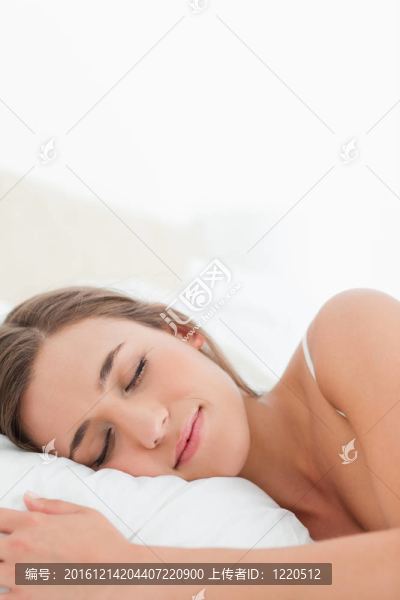 女人睡在床上，頭枕在枕頭上