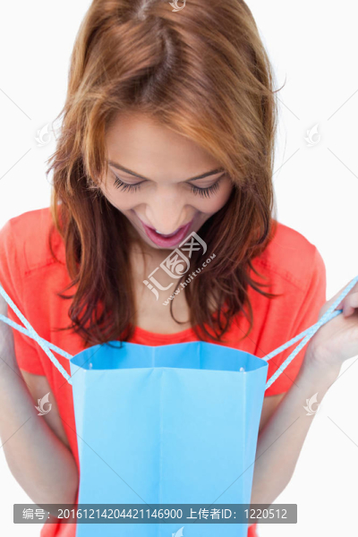 驚訝的年輕女人看著她的購(gòu)買(mǎi)