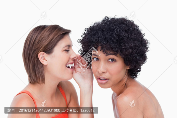 十幾歲的女孩被朋友告訴了一個(gè)秘密