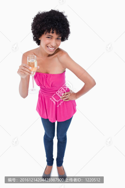 年輕女子一邊喝酒一邊身子前傾
