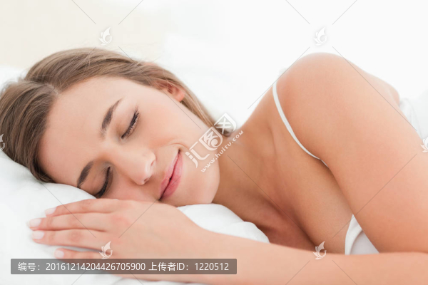 躺在床上的女人；熟睡和溫柔的微笑