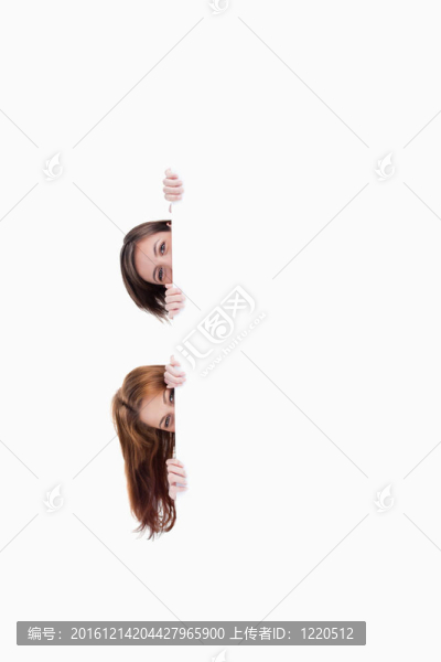 兩個少女從一張空白海報中探出頭來