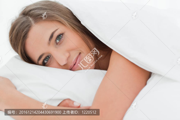 特寫；女人躺在床上；頭枕著枕頭向前看