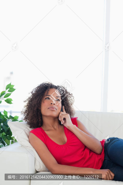 打電話的女人；抬頭看；坐在沙發(fā)上