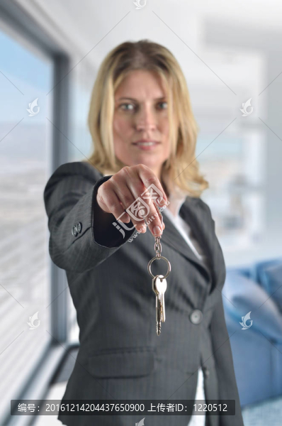 女人正在展示她的新房鑰匙