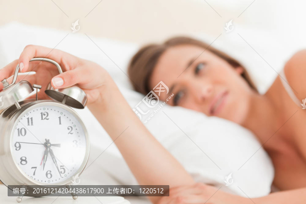 女人沉默鬧鐘；專注于時鐘