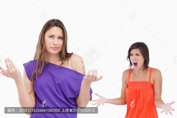 十幾歲的女孩知道她惱怒的朋友