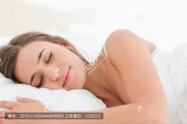 女人睡在床上，頭枕在枕頭上