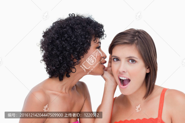 十幾歲的女孩告訴朋友一個驚人的秘密
