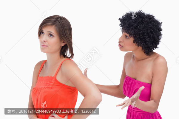 十幾歲的女孩生悶氣而另一個是想知道為什么