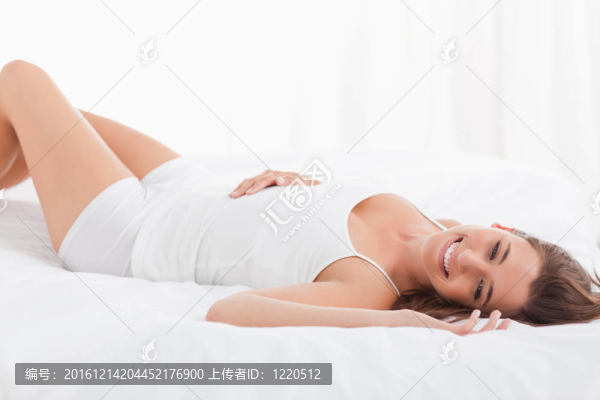 女人微笑；躺在床上