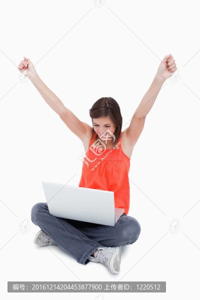少年露出滿意在她的手提電腦而葡萄干