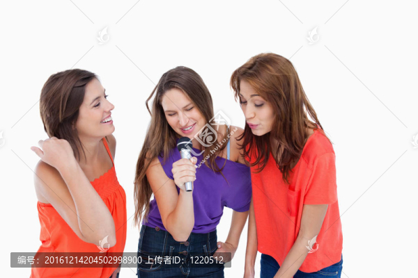 十幾歲的女孩在麥克風(fēng)里大力唱歌