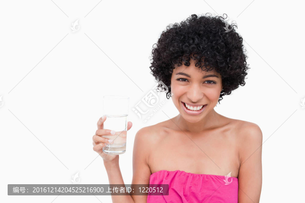拿著一杯水的少年露出燦爛的笑容