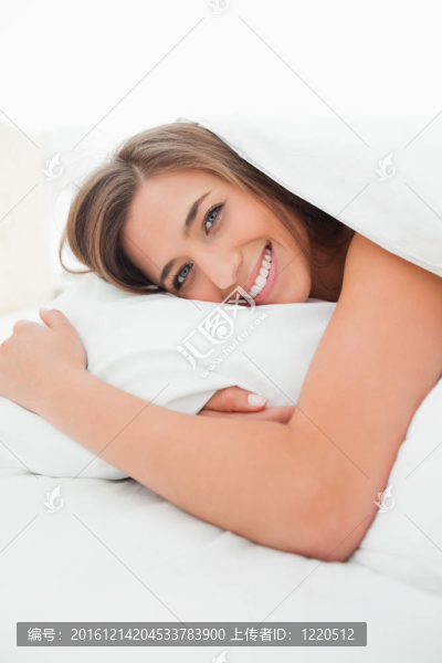 躺在床上的女人；醒著；微笑著向前看