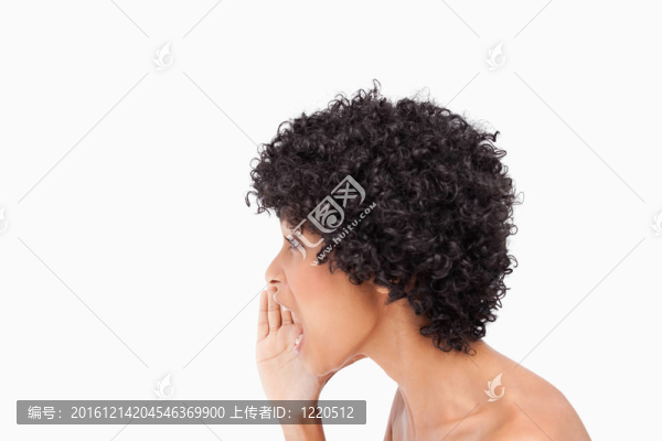 側(cè)面看一個有吸引力的少年喊