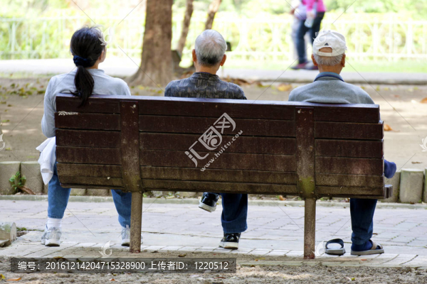 長凳上的三個人