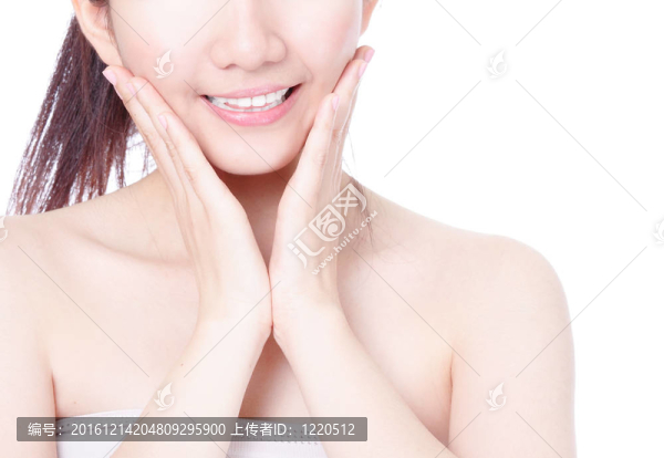 女孩的嘴微笑，用手觸摸臉部特寫(xiě)