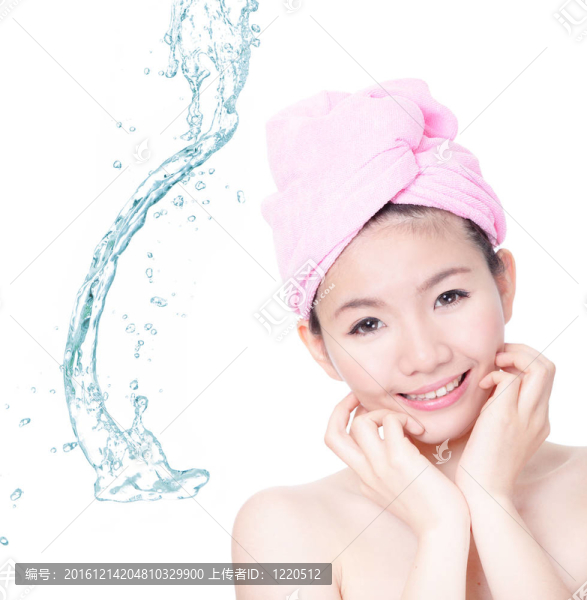 女孩微笑觸摸臉淋浴后與水背景