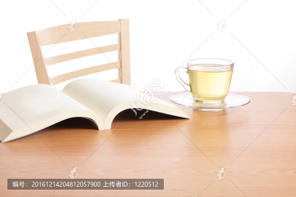 茶幾上的書和書