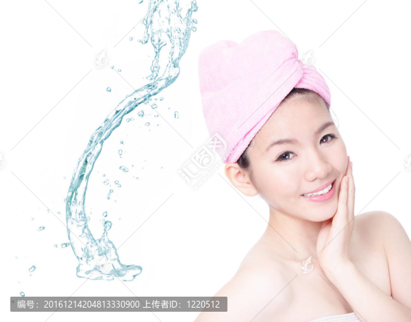 女孩微笑觸摸臉淋浴后與水背景