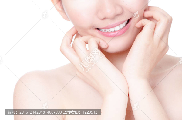 女孩的嘴微笑，用手觸摸臉部特寫