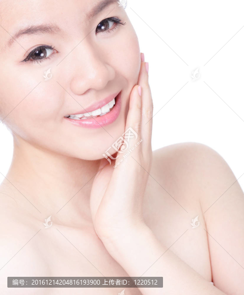女人用健康的皮膚撫摸她漂亮的臉蛋