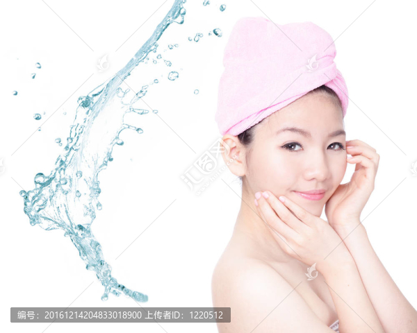 女孩微笑觸摸臉淋浴后與水背景