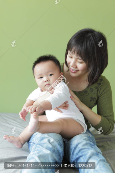 媽媽和她的孩子坐在床上