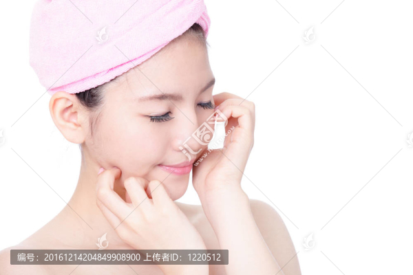 女子沐浴后放松身心享受SPA