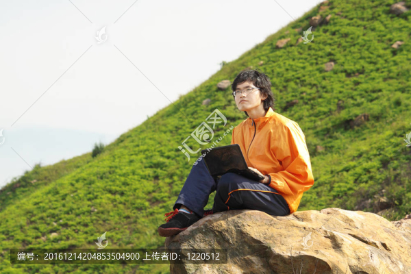 該男子用筆記本