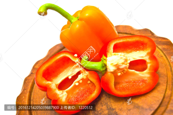 鮮辣椒在砧板上