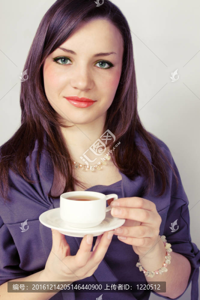 美女抱杯