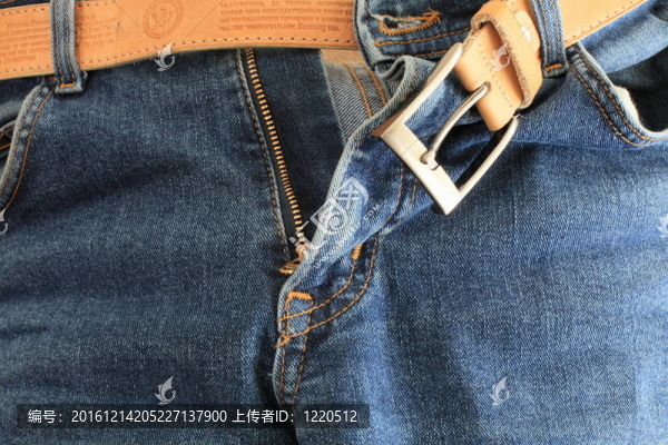 牛仔褲和腰帶