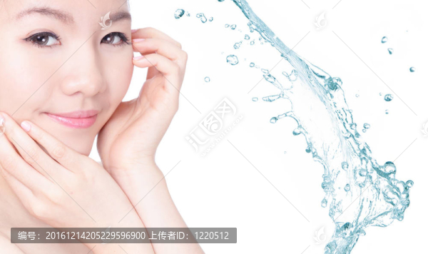 護(hù)膚女孩的笑臉與飛濺的水背景
