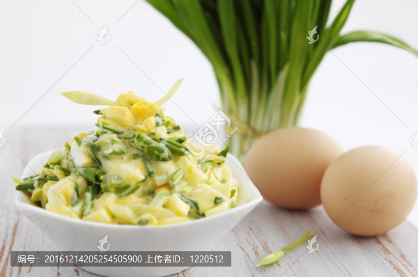 板上的春天沙拉