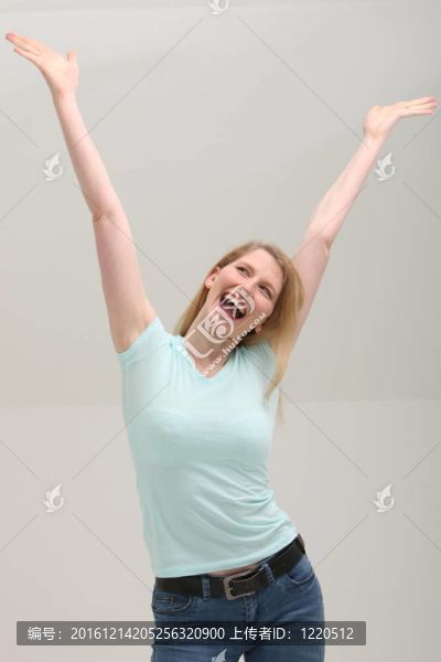 興高采烈的年輕女子