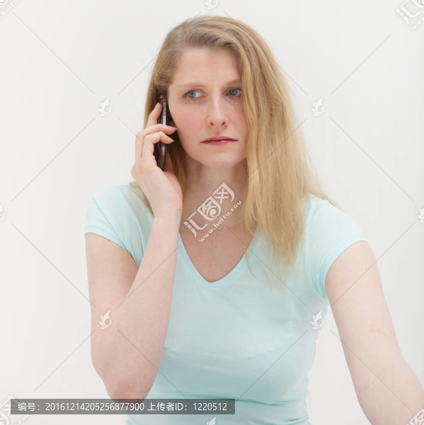 手機(jī)上的擔(dān)心女人